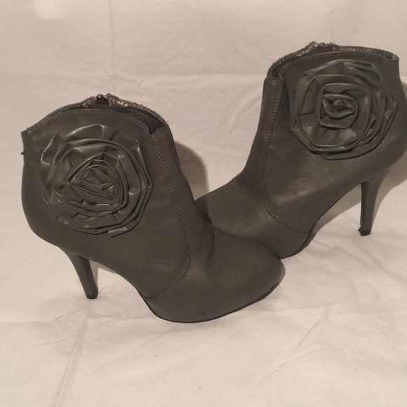 Grey Boots with Flower Accent 🌹 - Picture 4 of 4